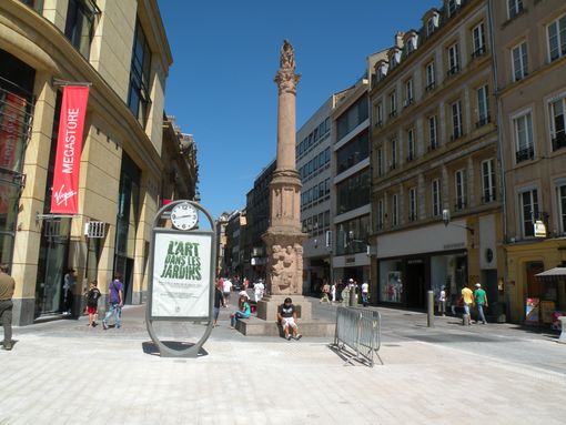  colonne à l'entrée de la rue Serpenoise